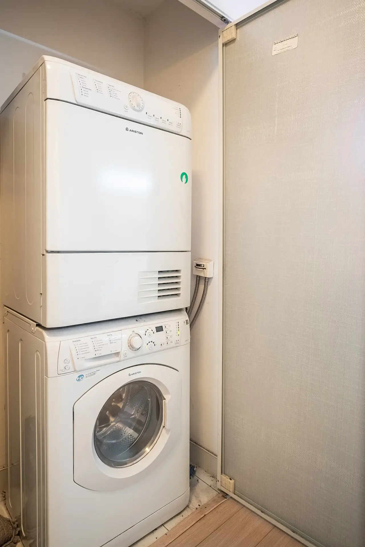 Cozy Condo with 1K+1Q Beds & Parking in Downtown