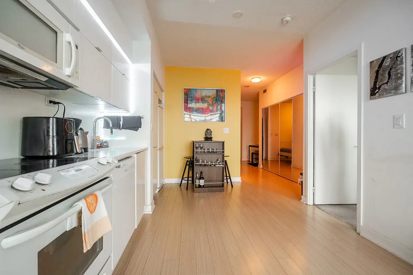 Cozy Condo with 1K+1Q Beds & Parking in Downtown