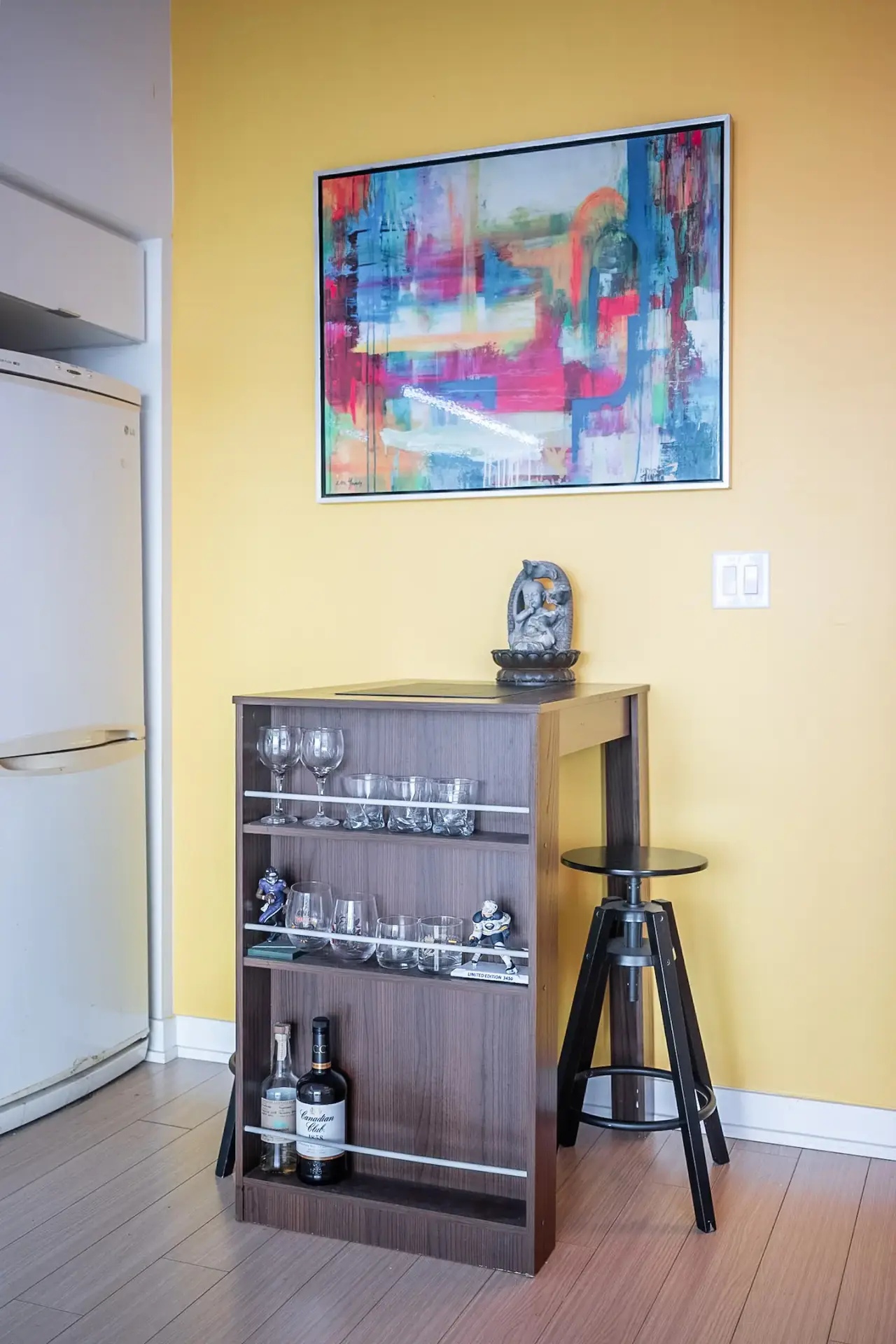Cozy Condo with 1K+1Q Beds & Parking in Downtown