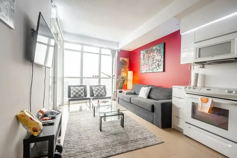 Cozy Condo with 1K+1Q Beds & Parking in Downtown