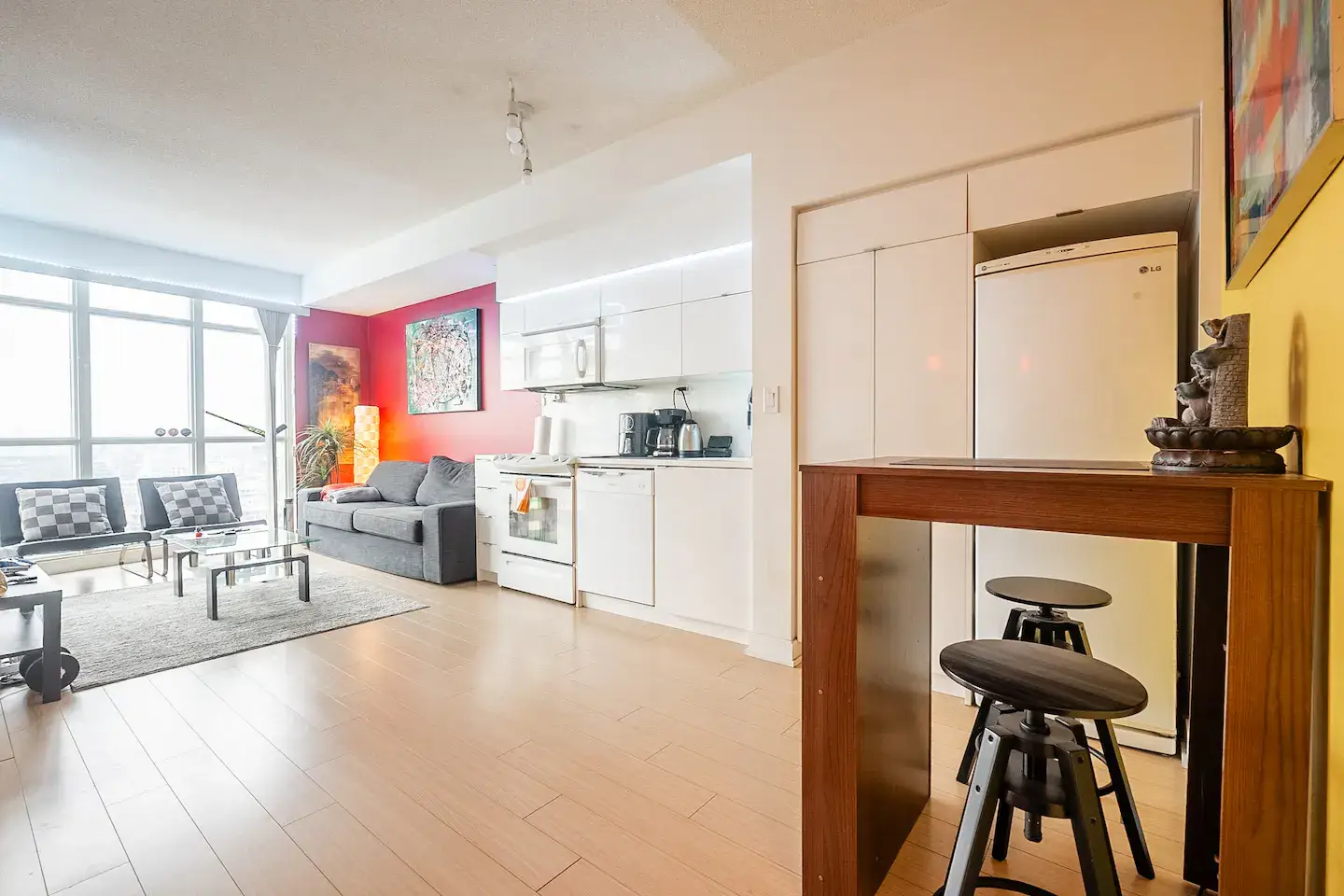 Cozy Condo with 1K+1Q Beds & Parking in Downtown
