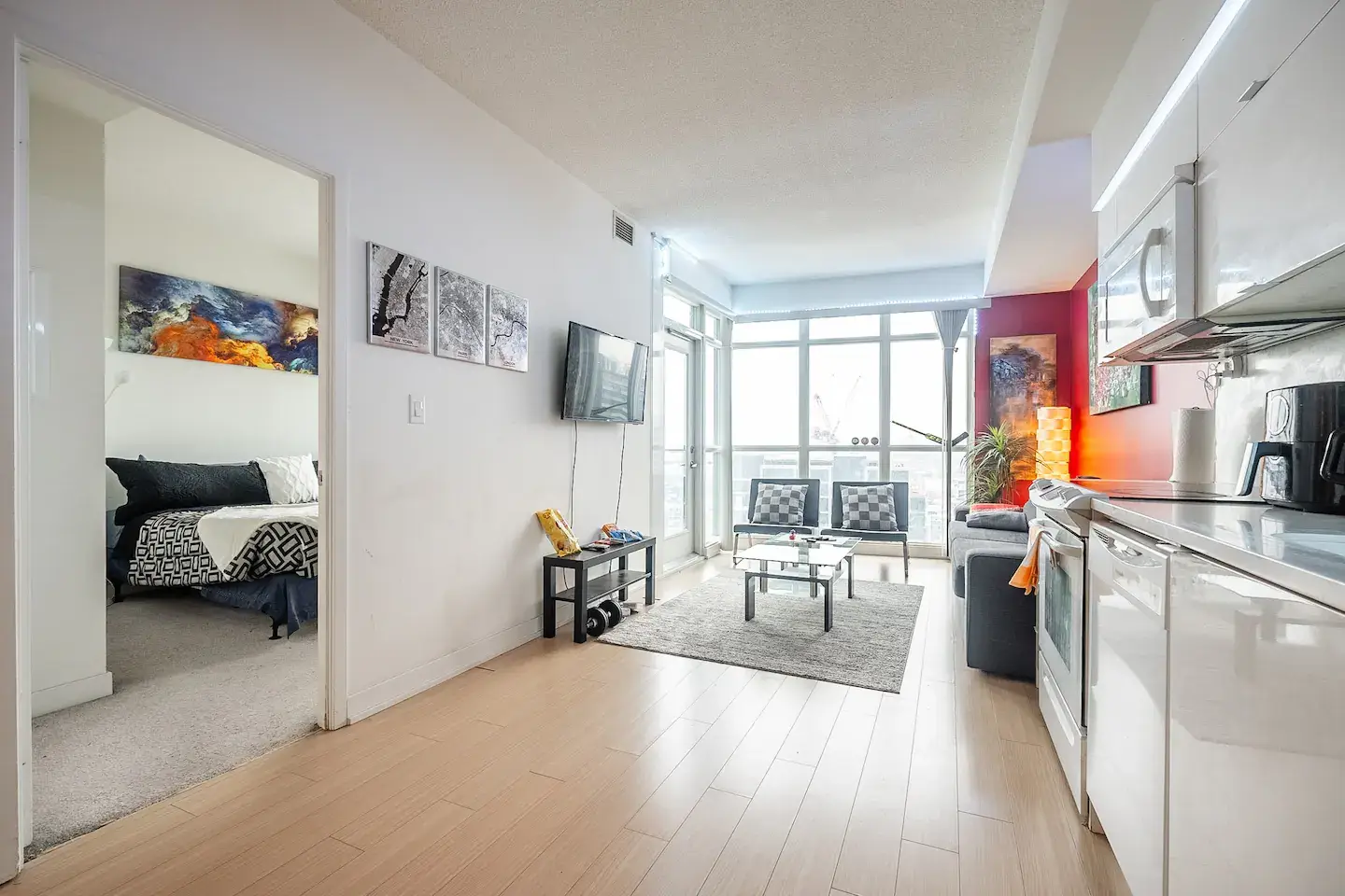 Cozy Condo with 1K+1Q Beds & Parking in Downtown