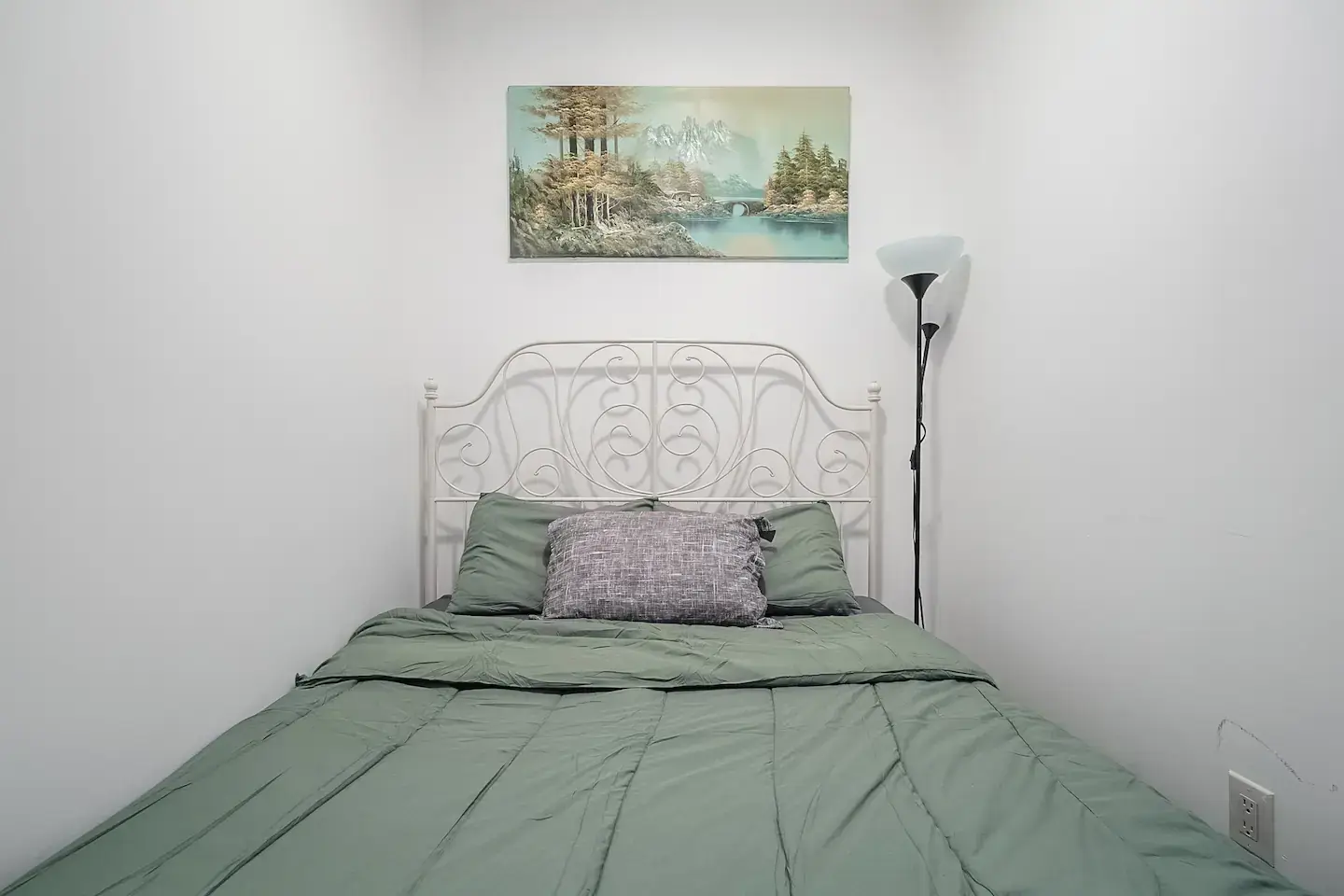 Cozy Condo with 1K+1Q Beds & Parking in Downtown