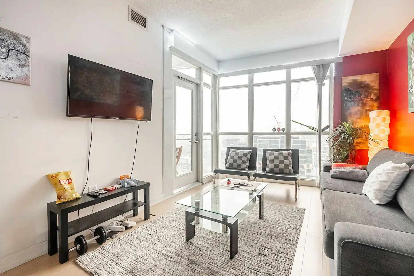 Cozy Condo with 1K+1Q Beds & Parking in Downtown