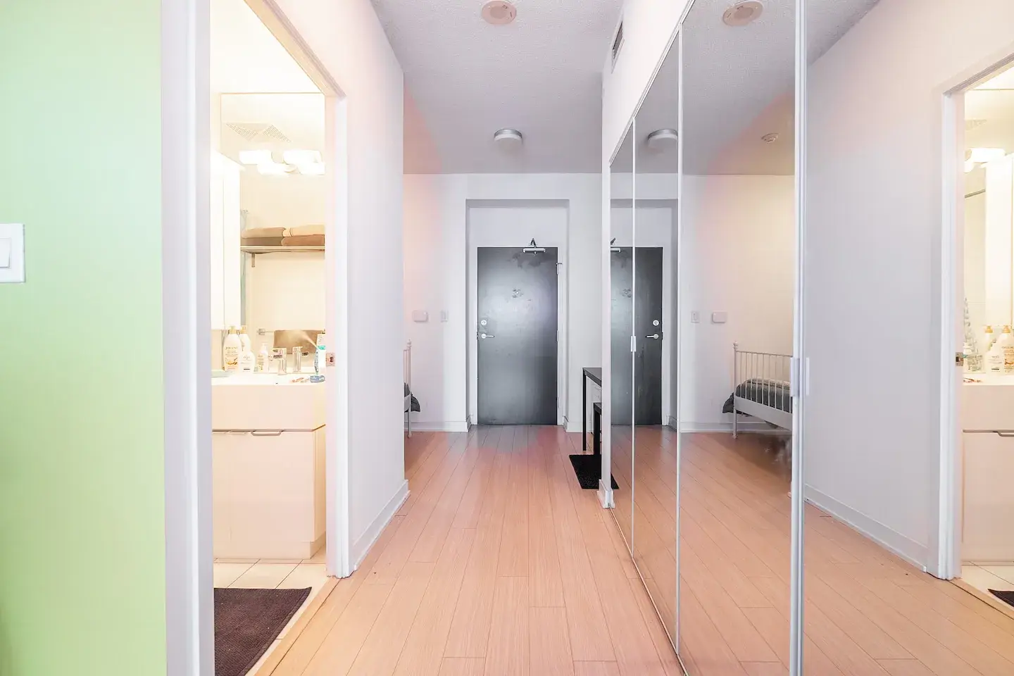 Cozy Condo with 1K+1Q Beds & Parking in Downtown