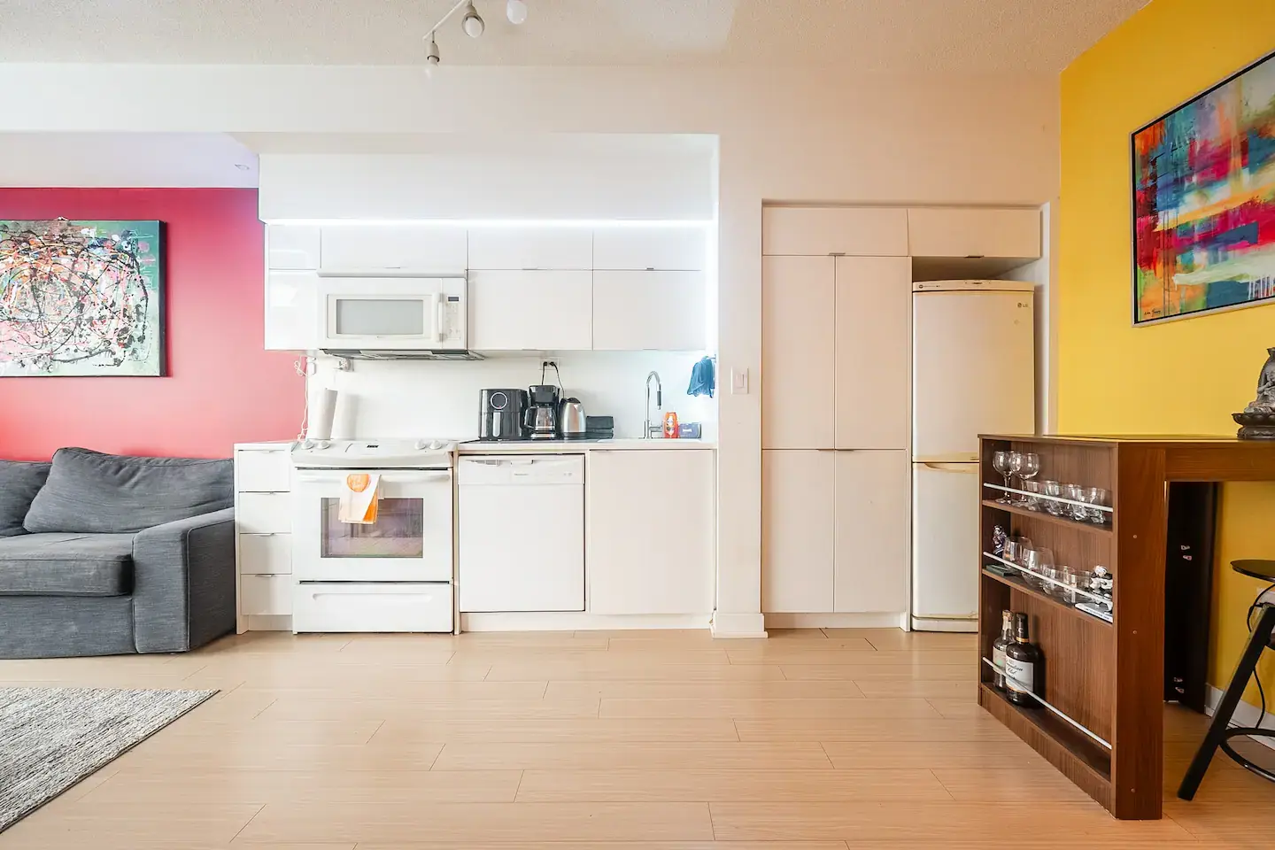 Cozy Condo with 1K+1Q Beds & Parking in Downtown