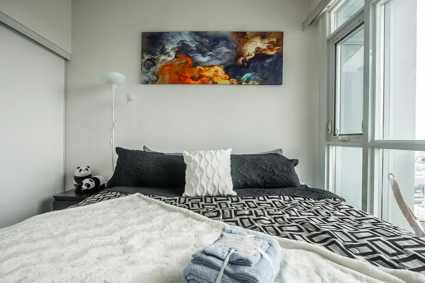 Cozy Condo with 1K+1Q Beds & Parking in Downtown