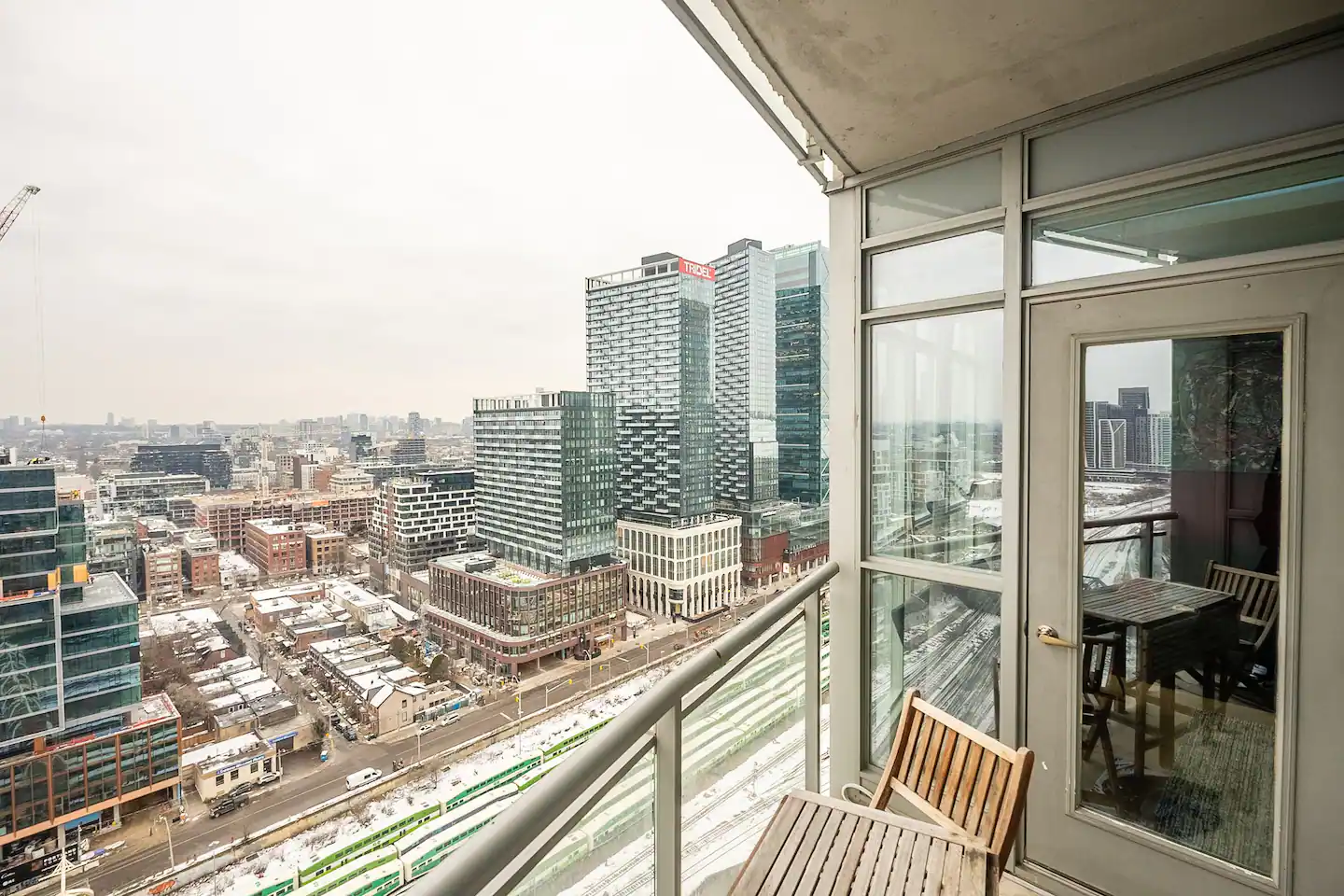 Cozy Condo with 1K+1Q Beds & Parking in Downtown