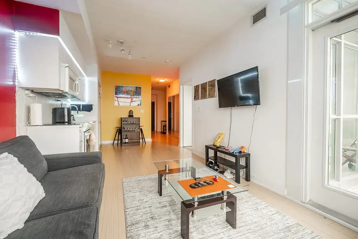 Cozy Condo with 1K+1Q Beds & Parking in Downtown