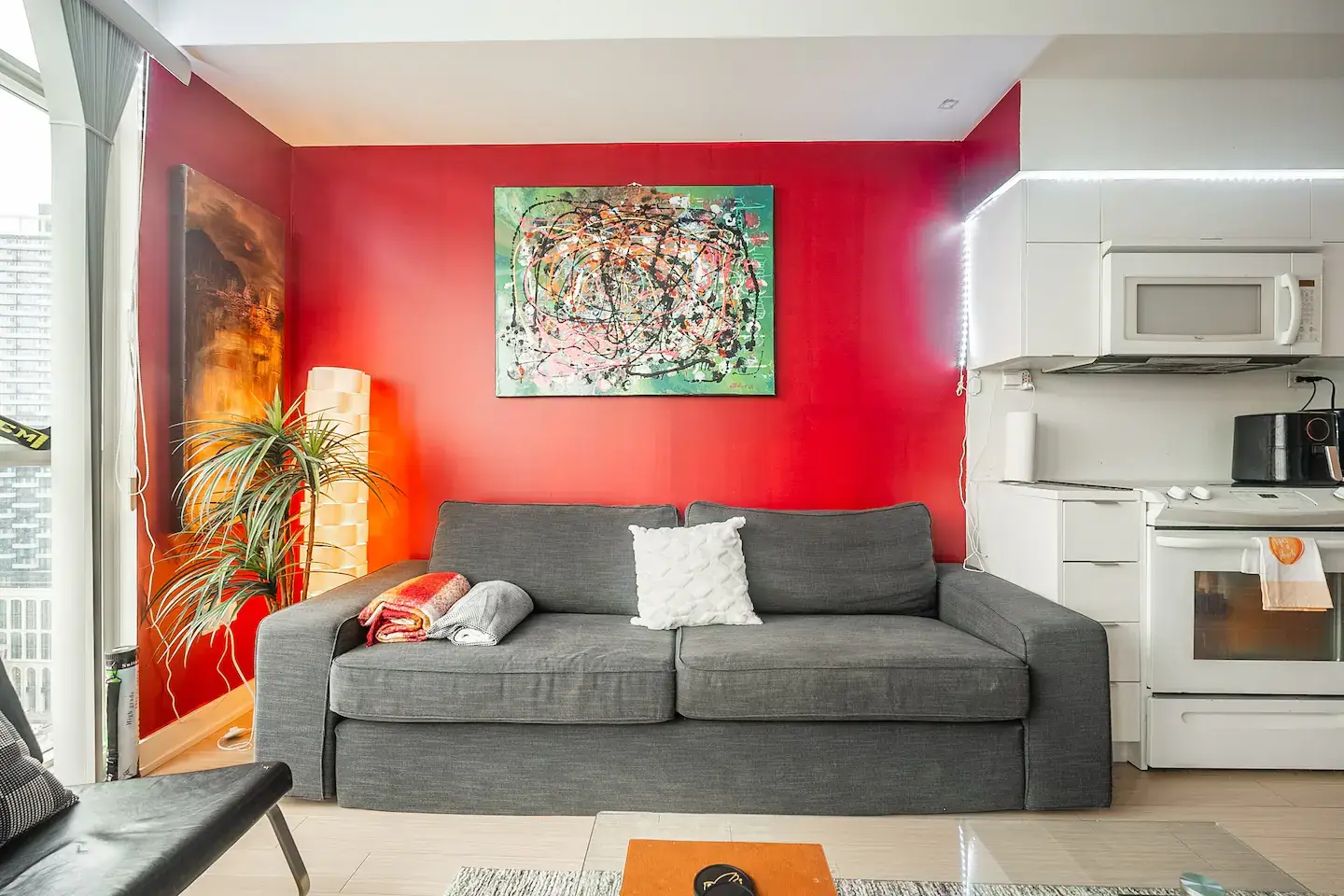 Cozy Condo with 1K+1Q Beds & Parking in Downtown