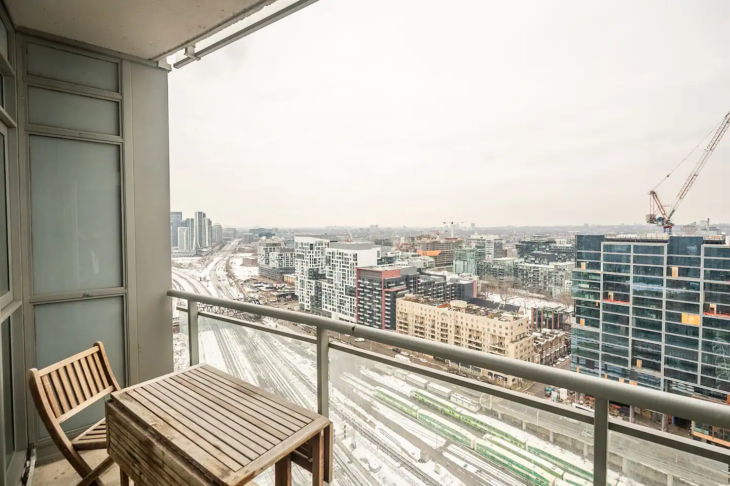 Cozy Condo with 1K+1Q Beds & Parking in Downtown
