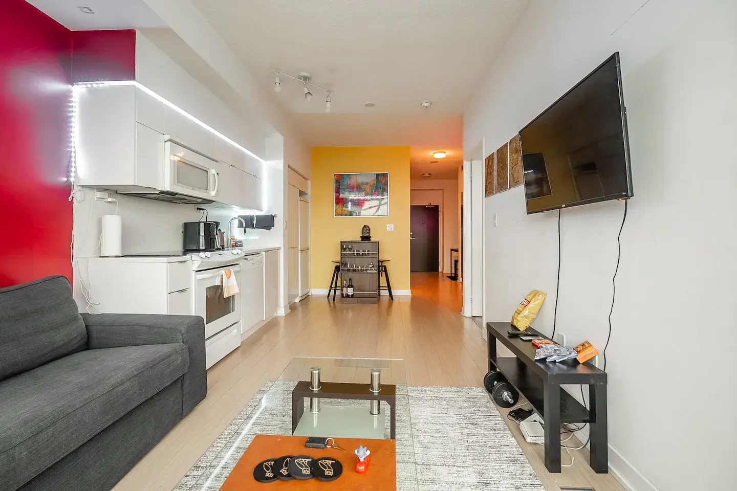 Cozy Condo with 1K+1Q Beds & Parking in Downtown