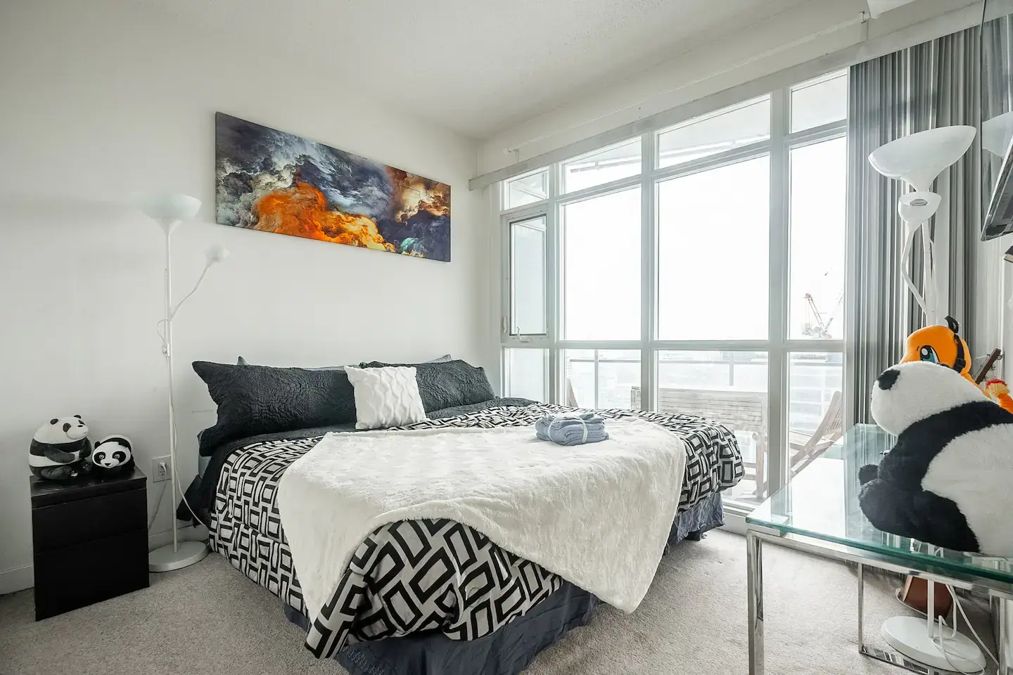 Cozy Condo with 1K+1Q Beds & Parking in Downtown