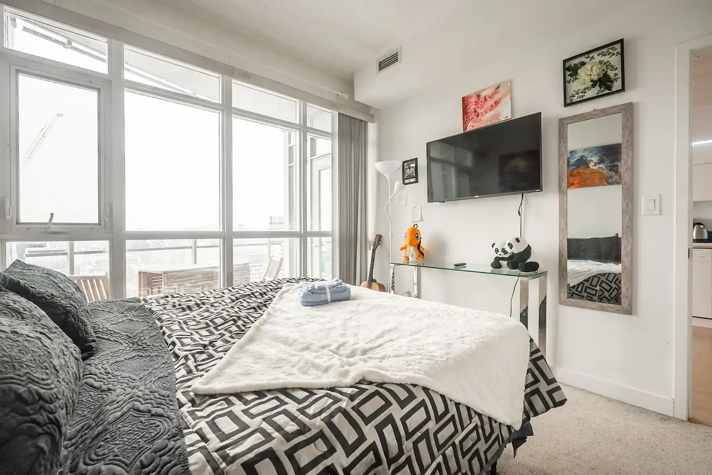 Cozy Condo with 1K+1Q Beds & Parking in Downtown