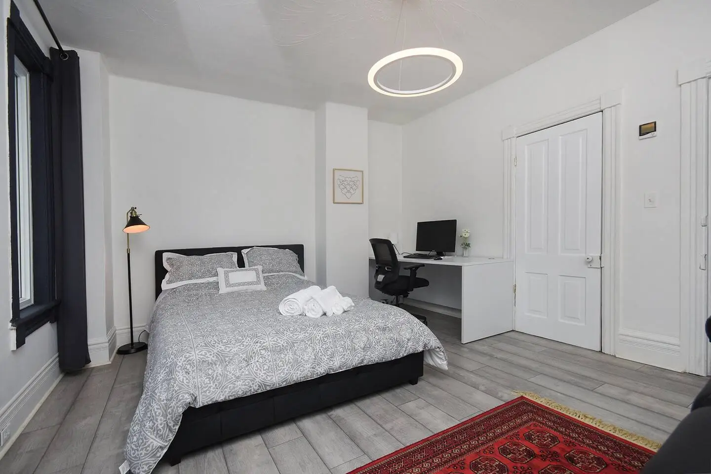 Renovated 1-Bedroom Condo in Davisville, Midtown Toronto – Ideal for Couples!
