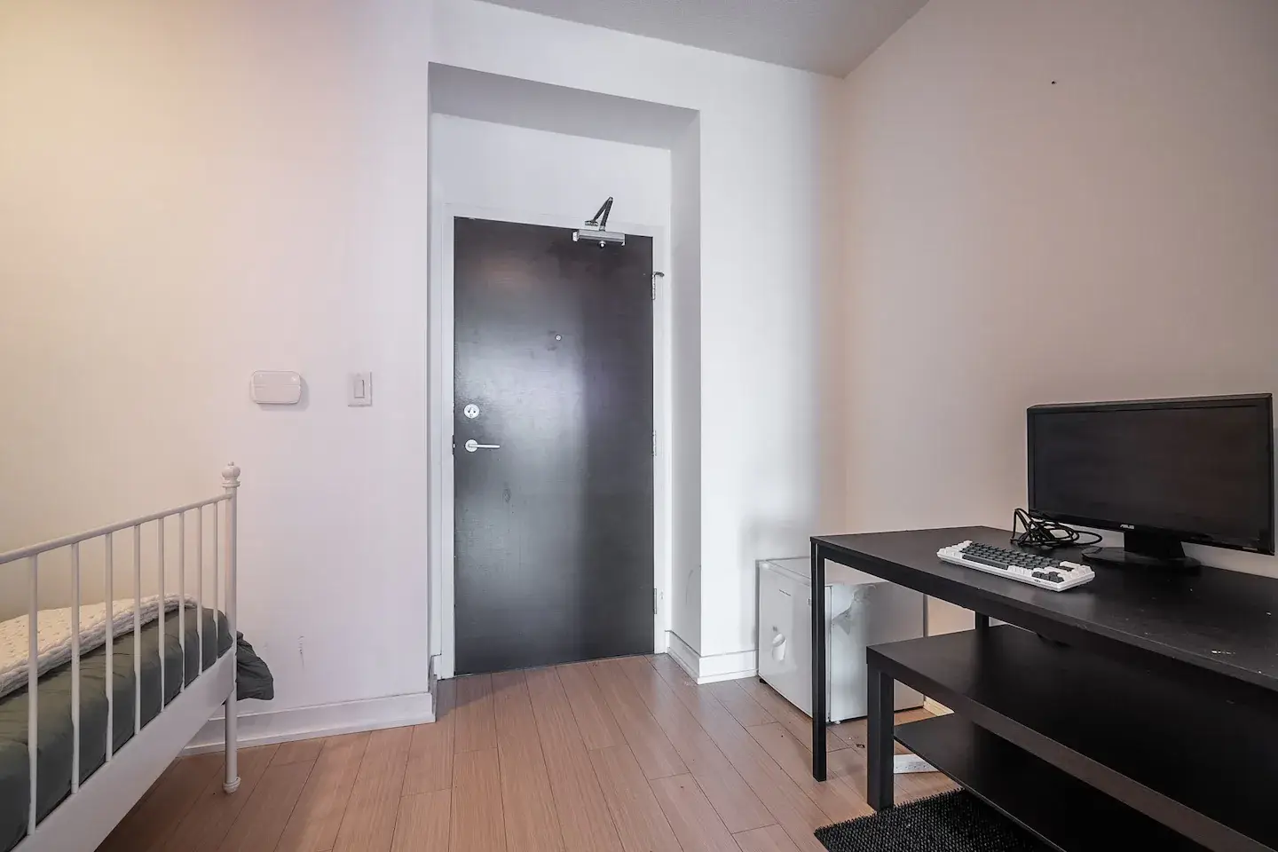 Cozy Condo with 1K+1Q Beds & Parking in Downtown