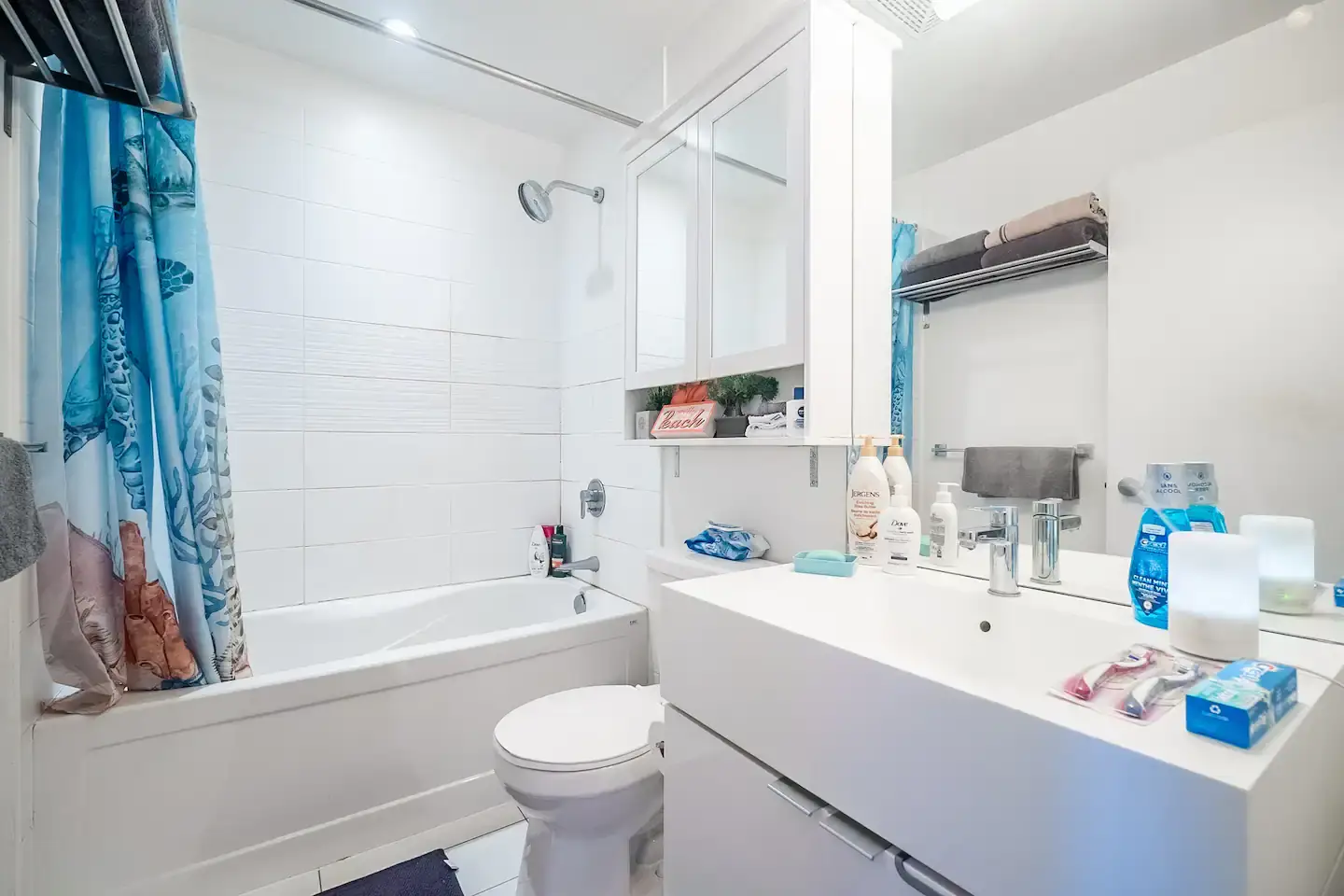 Cozy Condo with 1K+1Q Beds & Parking in Downtown