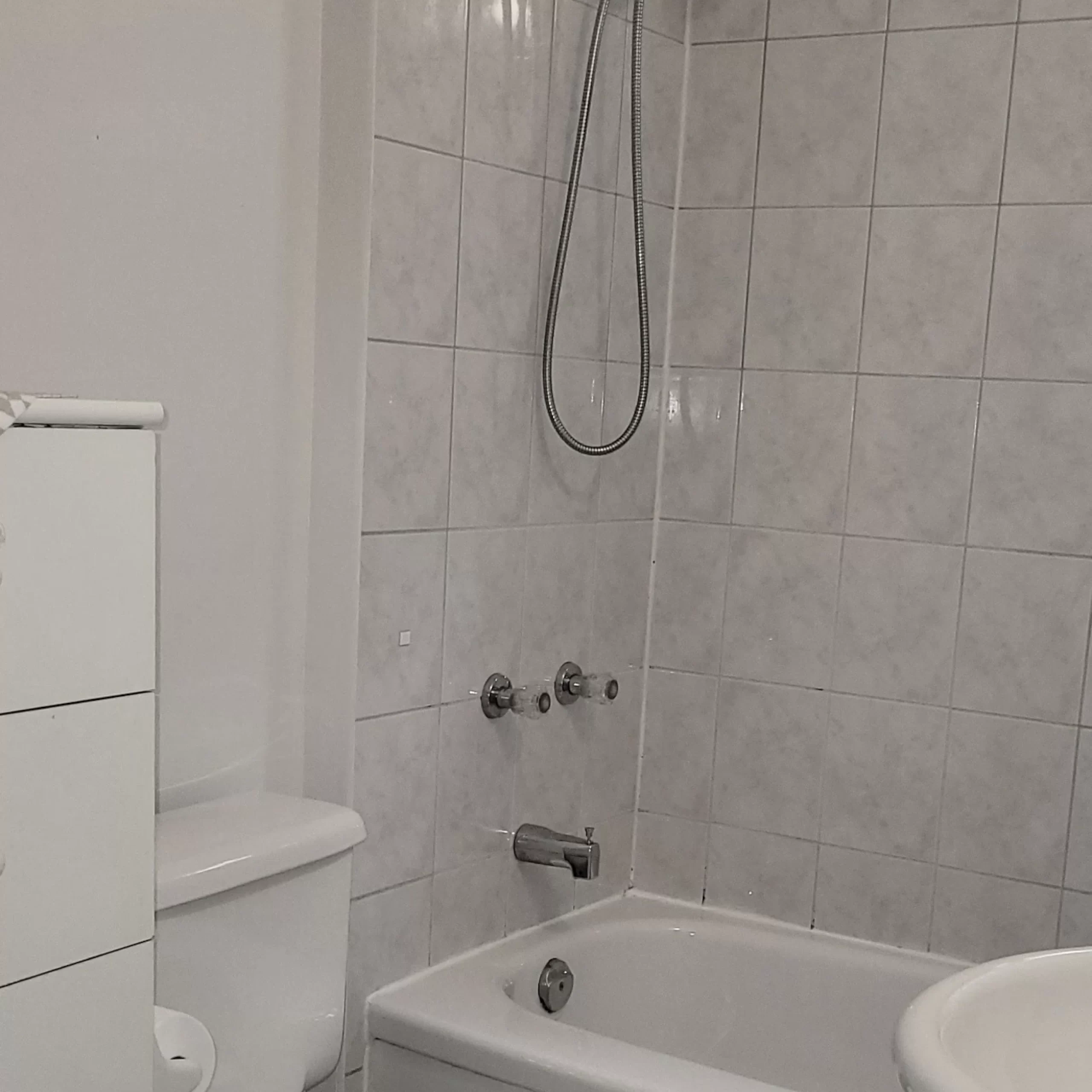 Men Only: Bright 1-Bed Apartment Near Shopping in Willowdale, North York