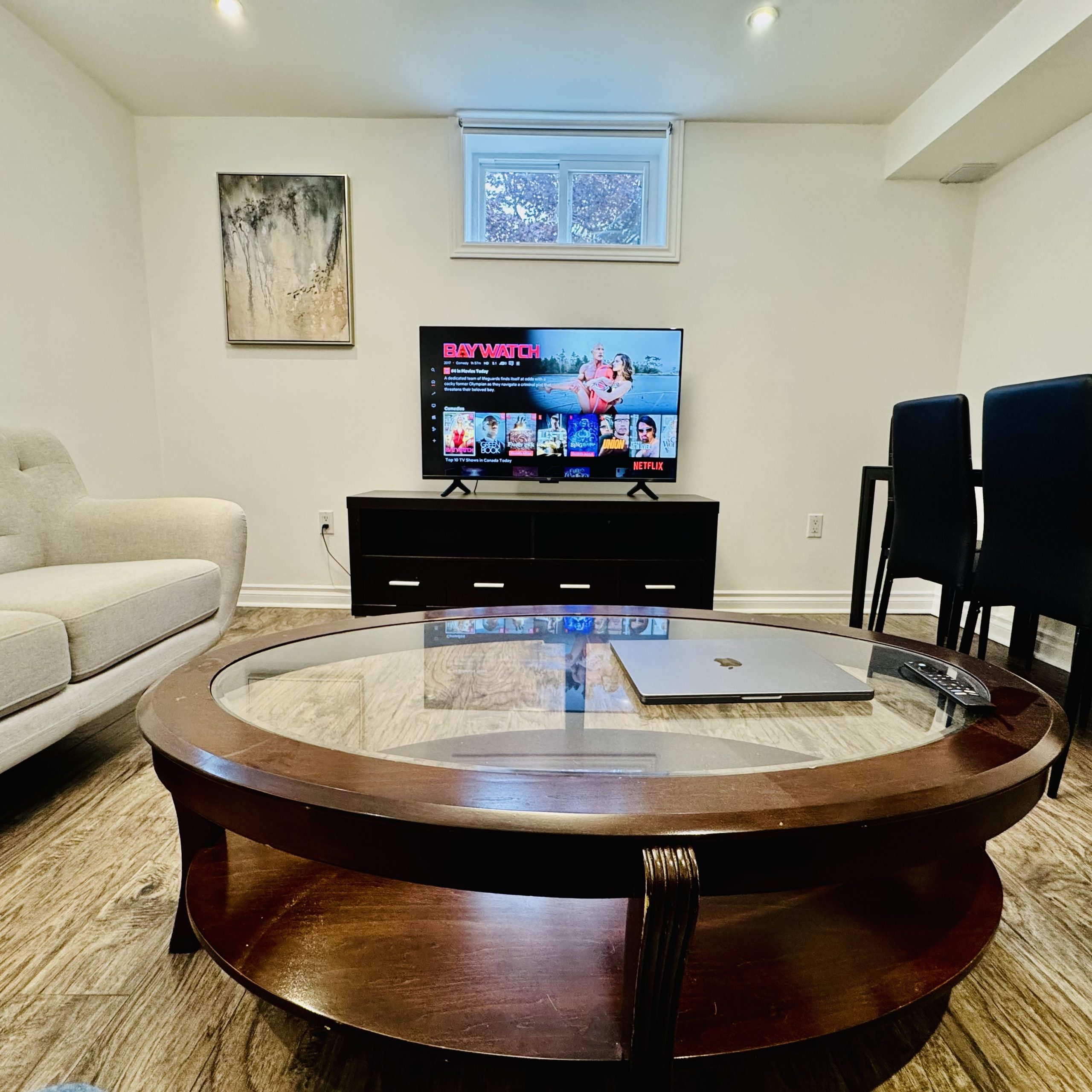 Charming 2-Bedroom Detached House for Couples, Bright & Safe