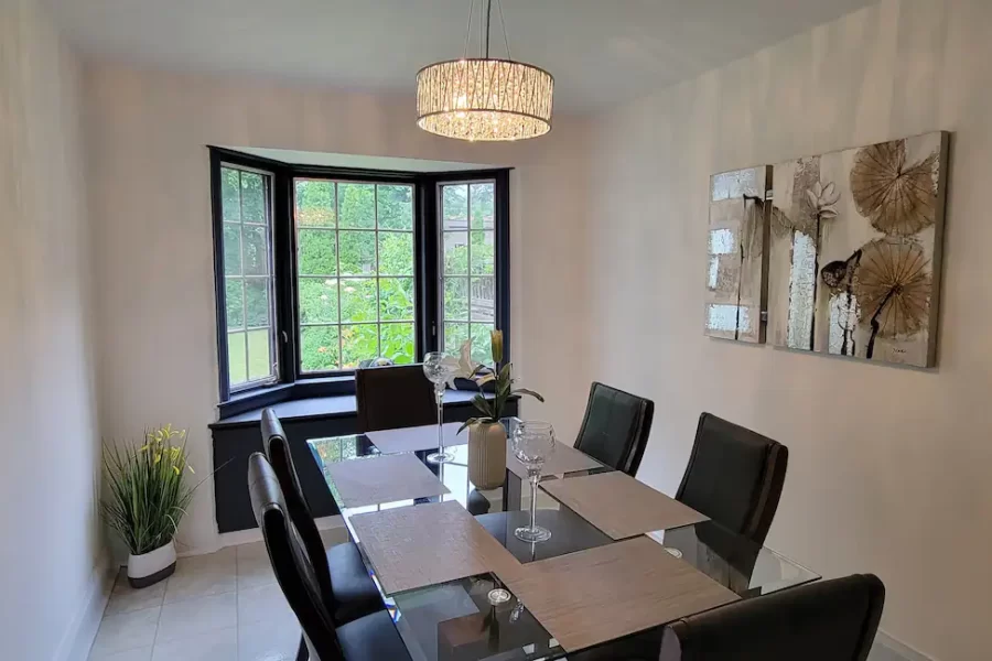 Men Only: Bright 1-Bed Apartment Near Shopping in Willowdale, North York