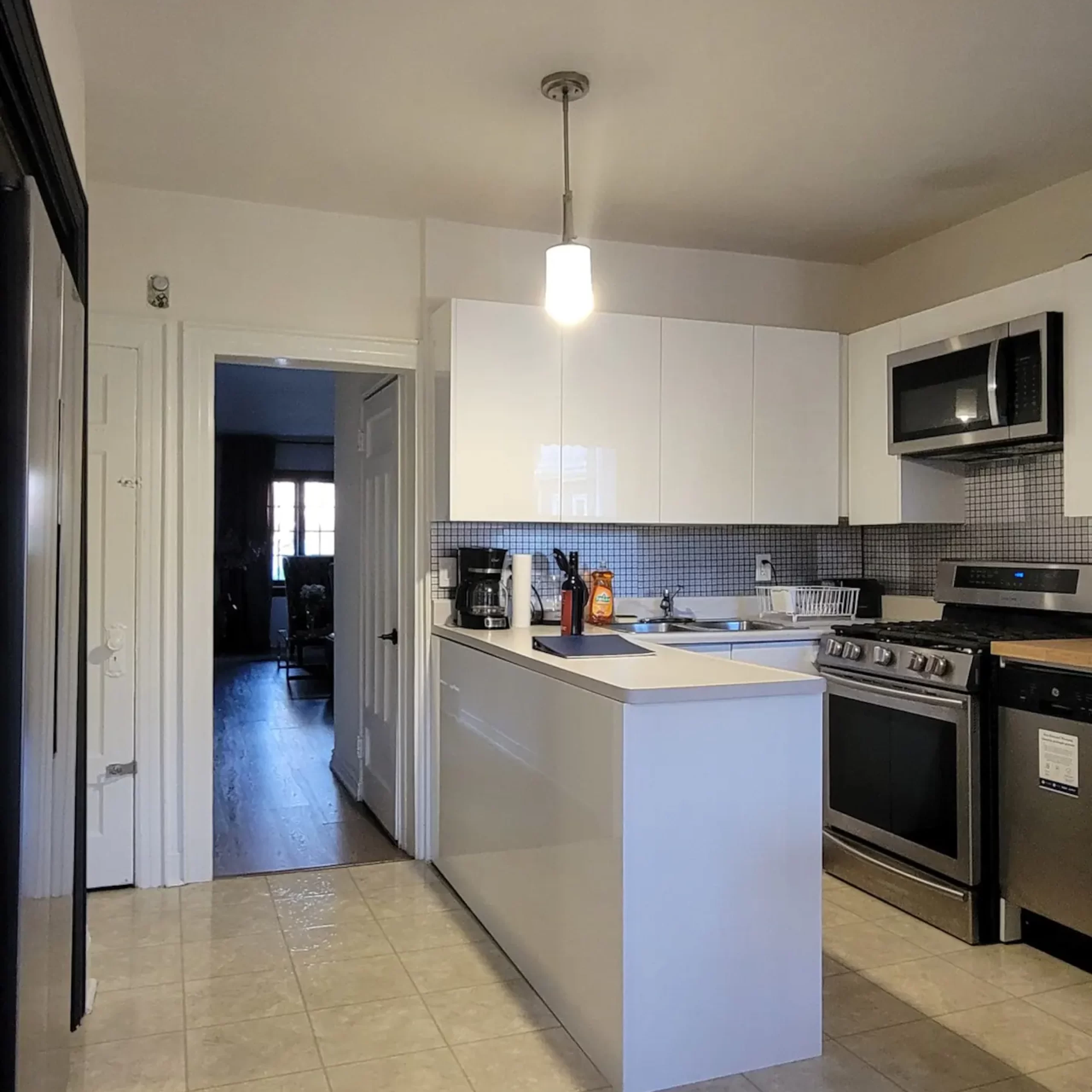 Luxury 2-Bed Spacious Basement Apt in Thornhill – Ideal for Couples, Near Amenities